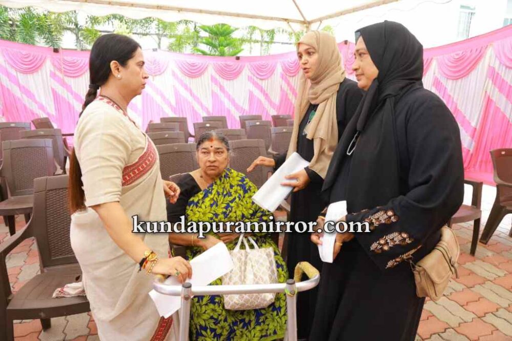 ವೃದ್ಧ ಮಹಿಳೆಗೆ ನಿವೇಶನ ;ಮಾನವೀಯತೆ ಆಧಾರದಲ್ಲಿ ಸ್ಪಂದಿಸಲು ಜಿಲ್ಲಾಧಿಕಾರಿಗೆ ಸಚಿವೆ ಲಕ್ಷ್ಮೀ ಹೆಬ್ಬಾಳ್ಕರ್ ಸೂಚನೆ